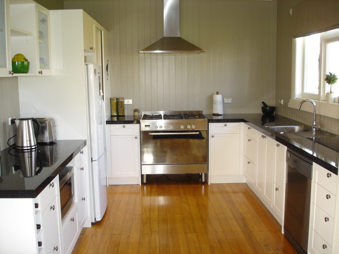 Painted Kitchen With Gloss Laminate Tops